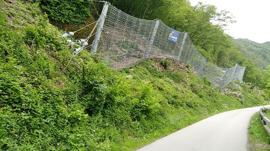 . . . und weiter in Fahrtrichtung zeugen Schutzzaunvorrichtungen gegen die unberechenbare Steinschlaggefahr, daß man diesen Streckenpart nicht gerade unbekümmert absolvieren sollte.