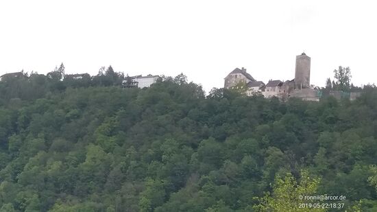 Die Burgruine nochmals im Querformat als letztes Bild dieses Fahrtages und kurz nach 19 Uhr wurde dann wohlbehalten die Pension Schütz in Wesenufer unweit des Donauufers erreicht, wo dann wie radtourüblich nach dem Bezug des Zimmers ein ausführlich gehaltenes Abendessen anstand.