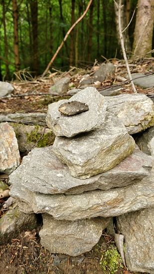 Den oberen dunklen Steinbrocken dürfte der Verfasser aufgelegt haben 