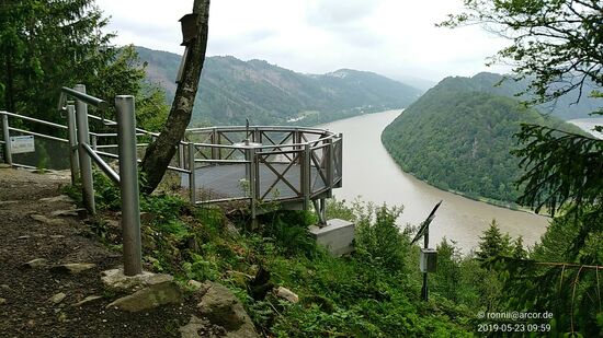 Die einen stabilen Eindruck erweckende Aussichtsplattform läßt einen ungehinderten Ausblick vom Rand des Steilhangs zu.