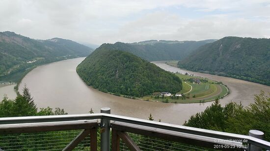 Also ganz frei nach unten ist der Blick offensichtlich doch nicht - aber wollen wir mal die Bäume im Blickfeld nicht entfernen lassen, der teils verdeckte untere Teil der Schlinge wird vom faszinierenden Blick in die Weite bestens übertroffen.