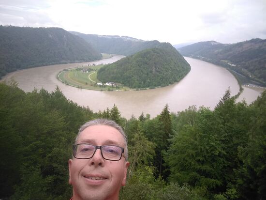 Also kurz ein biederes Selfie vorgenommen, falls niemand anders mehr ankommen sollte und ich gehöre ohne fakige Fotomontage auch zur Schlögener Schlinge.
À propos "Selfie":
Natürlich muß man (ich) nicht ständig auf (seinen/meinen) Fotos erscheinen.
Aber irgendwie meine ich, daß jemand, der diese Art von Fotoausführung ablehnt, vielleicht sich selbst nicht ausstehen kann.
Also ruhig mal die Frontkamera aktivieren, den Arm weit genug ausstrecken
und tippen !