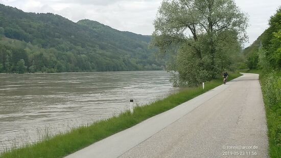 Bei Rannamühl verläuft der Radweg komfortabel auf dieser kleinen Straße dahin. Auf der anderen Seite wäre es entlang der Bundesstraße 130 sicherlich um einiges unruhiger.
