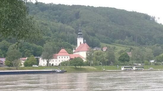 Das Stift Engelszell, in 1293 vom Fürstsbischof von Passau gegründet, ist eine Trappisten-Abtei und auch die einzige in Österreich und im deutschsprachigen Raum. Die übrigen Abteien sind in Belgien und den Niederlanden ansässig.
An Touristen verkaufte Klosterliköre und ein Trappistenbier aus eigener Herstellung stellen den Hintergrund der Existenz dar.