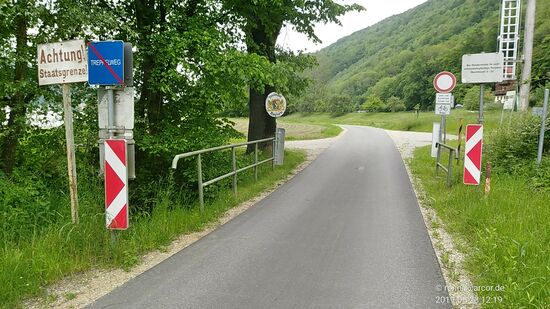 Gut 500 m nach Höhe Engelhartszell befahre ich die Grenze von Oberösterreich zum heimischen Freistaat Bayern und auch der früher schon beschriebene Treppelweg endet hier am blauen Schild.