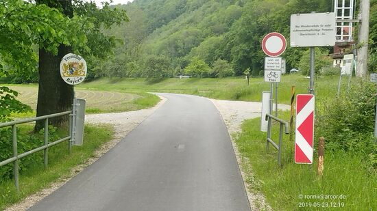 Ab hier verläuft auch die Grenzlinie zwischen Österreich und Deutschland in etwa Mitte der Donau.