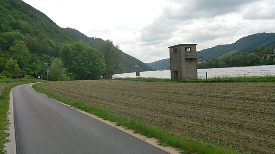 Blick zurück zu einem Wasserstand-Messturm.