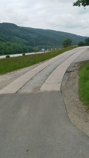 Vorbei ist's mit der komfortablen Asphaltoberfläche, jetzt sind vorübergehend  rumplige Plattenwege angesagt.