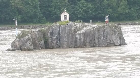 In der Donau ragt die kleine Felseninsel Jochenstein empor und gibt dem nachfolgenden Kraftwerk, sowie der Ortschaft Jochenstein seinen Namen.