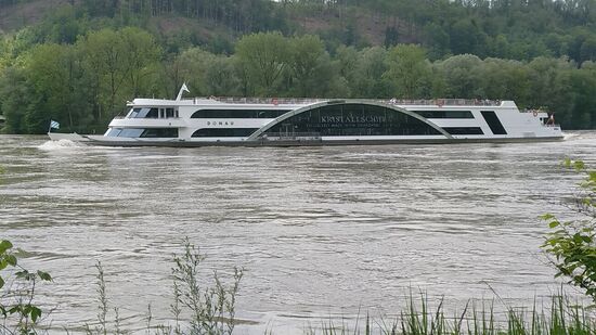 Die mit zahllosen Swarovski-Steinen für 4,6 Millionen Euro umgestaltete vormalige MS Donau, welche nun unter dem Namen Kristallschiff die Donau zwischen Passau und Linz befährt, nimmt ihren Weg stromabwärts.
Technische Daten:
L: 78,35 m / B: 9,92 m
990 PS
600 Innensitzplätze / 200 Freideck / maximal 400 Personen