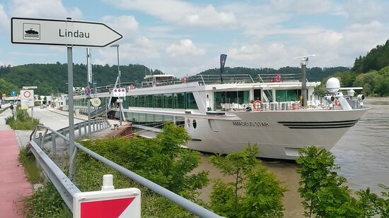 Hier im Stadtteil Lindau besteht ein großer Anleger für zahlreiche Hotelschiffe, die in die Ferne los- und anlegen, bzw. Zwischenstation in der Drei-Flüsse-Stadt einlegen.