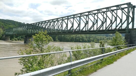 Die nach Österreich führende Eisenbahnbrücke kurz nach dem Schiffsanleger.