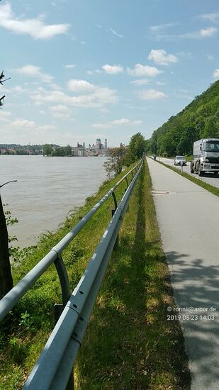 Und nach der letzten Rechtskurve erscheint in der Ferne die gefühlserhebende Silhouette von Passau.