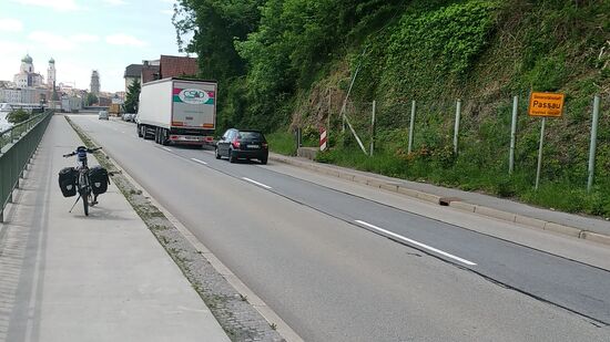 Noch ein kleines Stück vor dem Ortsschild . . .