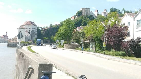 Links die Burg bzw. Veste Niederhaus, auf der Anhöhe die Veste Oberhaus (Kurzbeschreibung folgt etwas später).