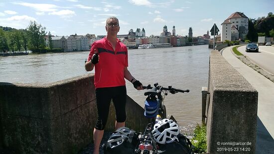 Ein Kölner Ruheständler, der mit seiner Frau anderntags mit dem Hotelschiff vom Anleger Passau-Lindau zum Schwarzen Meer startete, ersparte mir während seines Spaziergangs ein Selfie.