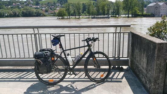 Und hier mit der Fluchtlinie zur Ortsspitze zwischen Donau und Inn erkläre ich "feierlich" die Donau zwischen dem Ursprung in Donaueschingen und der österreichischen Metropole Wien als komplett beradelt. 
Den deutschen Donauteil hatte ich in den vergangenen zwei Jahren abgeleistet, den österreichischen Part bis St. Pantaleon, wo ich vor zwei Tagen startete, bereits in 1991 von Wien aus.
Der lange Zwischenzeitraum ist mir dabei unerheblich.