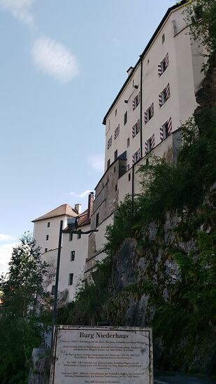 Burg bzw. Veste Niederhaus:
Die heutige Höhenburg existierte bereits um das Jahr 1250 und wurde u.a. im 
17. Jahrhundert in ein Gefängnis für widerspenstige Geistliche umgewandelt, ist heute seit 1890 immer noch in Privatbesitz und nicht öffentlich zugänglich.