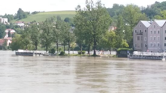 In der Verlängerung der Gebäude der beinah völlig überflutete Ortsspitz, dahinter der Inn.