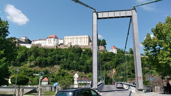 Die Luitpoldbrücke (Daten weiter unten) mit der Veste Oberhaus.
Die Veste Oberhaus wurde 1219 erbaut, thront 105 m über dem Tal und wurde bis 1800 immer wieder erweitert.
Sie überstand fünf Belagerungen, davon zwei durch die Bürger von Passau, die versuchten, sich gegen den Bischof zu erheben.