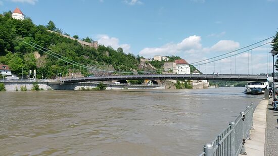Die Luitpoldbrücke, eine Hängebrücke mit 208 m Länge aus dem Jahre 1910.