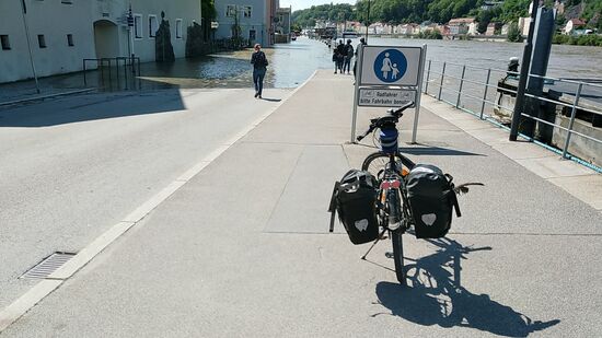 Hier geht auch nichts weiter, nicht einmal auf der für Radler vorgeschriebenen Fahrbahn.