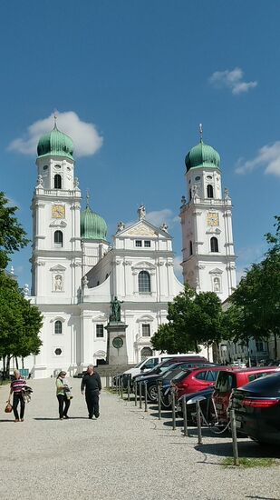 Der von 1668 an wiedererbaute Dom St. Stephan in Passau im barocken Baustil ist Bischofssitz und Hauptkirche des Bistums Passau.
Er liegt auf der höchsten Erhebung der Altstadt, 13 m über der Donau und 303 m über dem Meer.