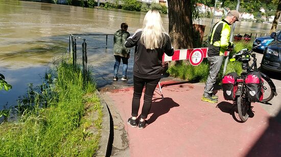 Von diesem überfluteten Radweg entlang der Donau wäre ich von rechts her angekommen. So führte mein Weg über den im vorigen Bild beschriebenen Dom.