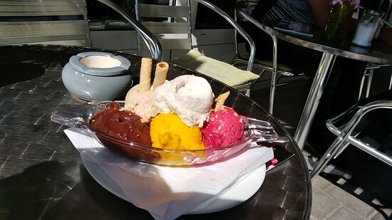 Unweit des Hauptbahnhofs komme ich irgendwie nicht ohne "Zwangspause" an einer Eisdiele vorbei, da ein passender Zug zur Rückfahrt in die Heimat noch nicht in nächster Bälde auf dem Plan steht.
Da wird dann schon mal der übliche Standard von drei auf fünf Kugeln Eis ohne Sahne aufgestockt, noch dazu nach Vollendung der Rad-Ferntour.