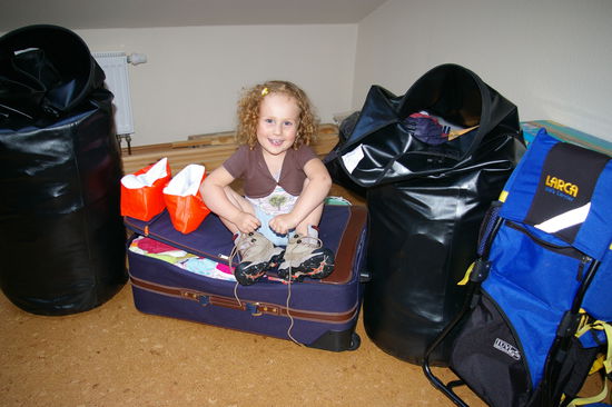 Maya hat fertig gepackt