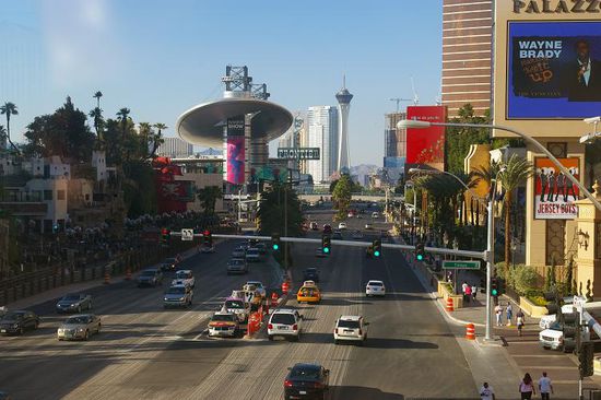 The Strip - im Hintergrund der Stratosphere Tower