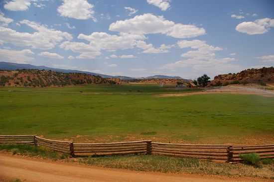 Hochebene mit einigen Ranches