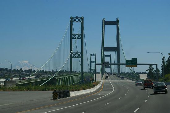 Brücke nach Tacoma, im Hintergrund der Mt. Rainier