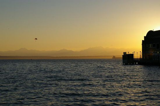 Blick von der Waterfront zu den Olympic Mountains