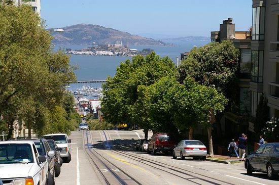 Hyde Street zum Fishermans Wharf, im Hintergrund Alcatraz