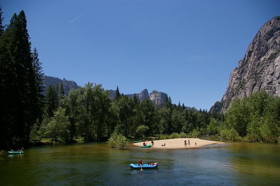 Merced River, der durch das Valley fließt