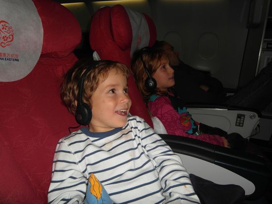 Die Kinder beim Unterhaltungsprogramm im Flieger