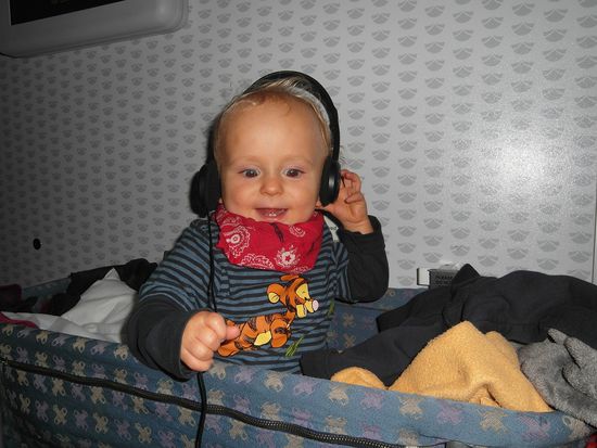 Im Babynest: Matteo hat auch seinen Spaß