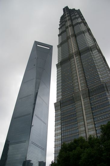 Links unser Ziel der SWFC Tower (mit 492m höchstes Gebäude Chinas) und rechts der Jin Mao Tower (kaum niedriger)