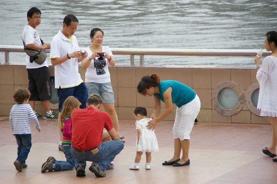 Gern werden die eigenen Kinder mit den 'Fremden' fotografiert...
