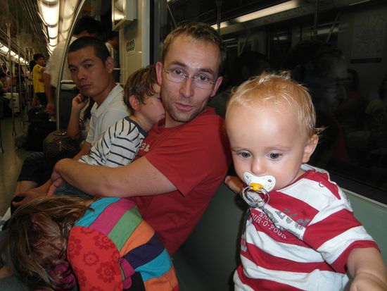 In der Metro zurück zum Airport sind alle geschafft