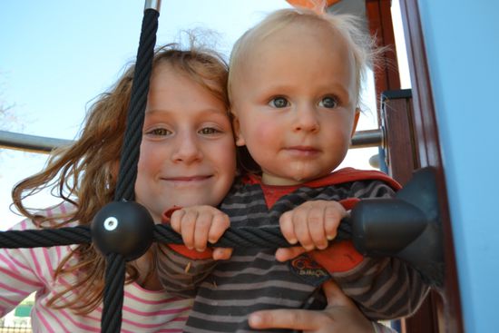 Maya kümmert sich immer lieb um ihren kleinsten Bruder