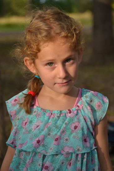 Maya in ihrem neuen Kleid