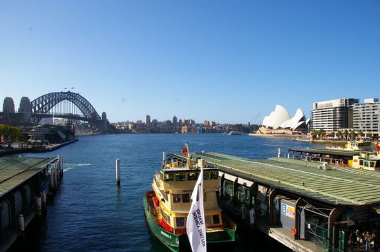 Am Circular Quay mit Blick auf Harbour Bridge und Oper
