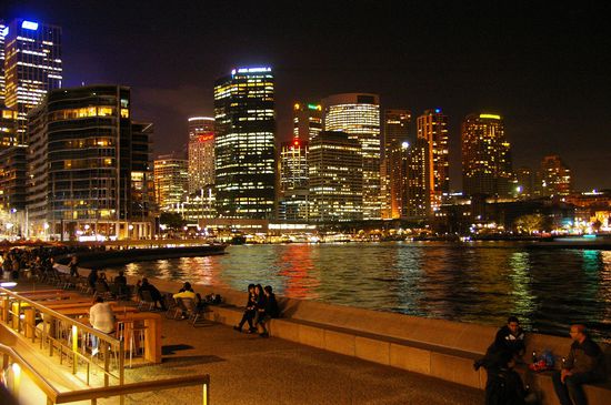 Nightlife: Blick von der Oper zur City