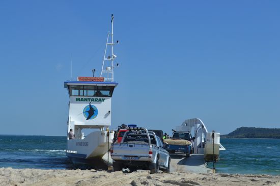 Die Autofähre landet nur im Sand...