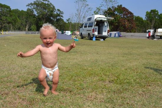 Finch Hatton am Morgen - Matteo's erste alleinige Schritte