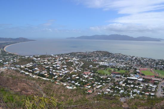 Blick vom Castle Hill über die Stadt, im Hintergrund Magnetic Island