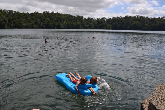 Ein erfrischendes Bad im Lake Eacham