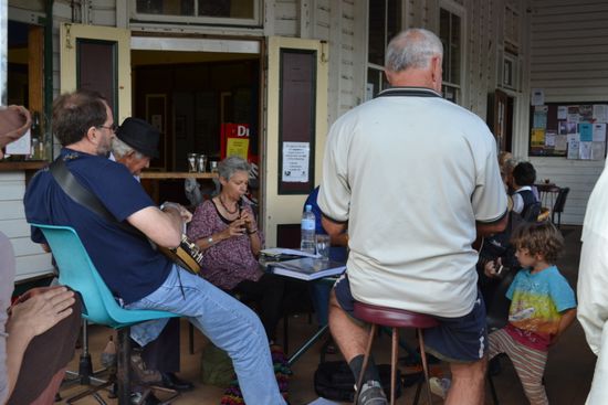 Nette Runde und schöne Livemusik auf der Hotel-Veranda